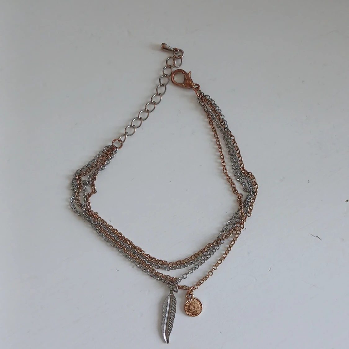 Dubbelkedjat armband med berlocker - 2