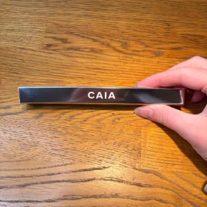Caia Cosmetics Duo eye pencil ny - Duo eye pencil holiday glam edition. Helt ny aldrig använd! Eye liner på ena sidan och eye brightener på andra!