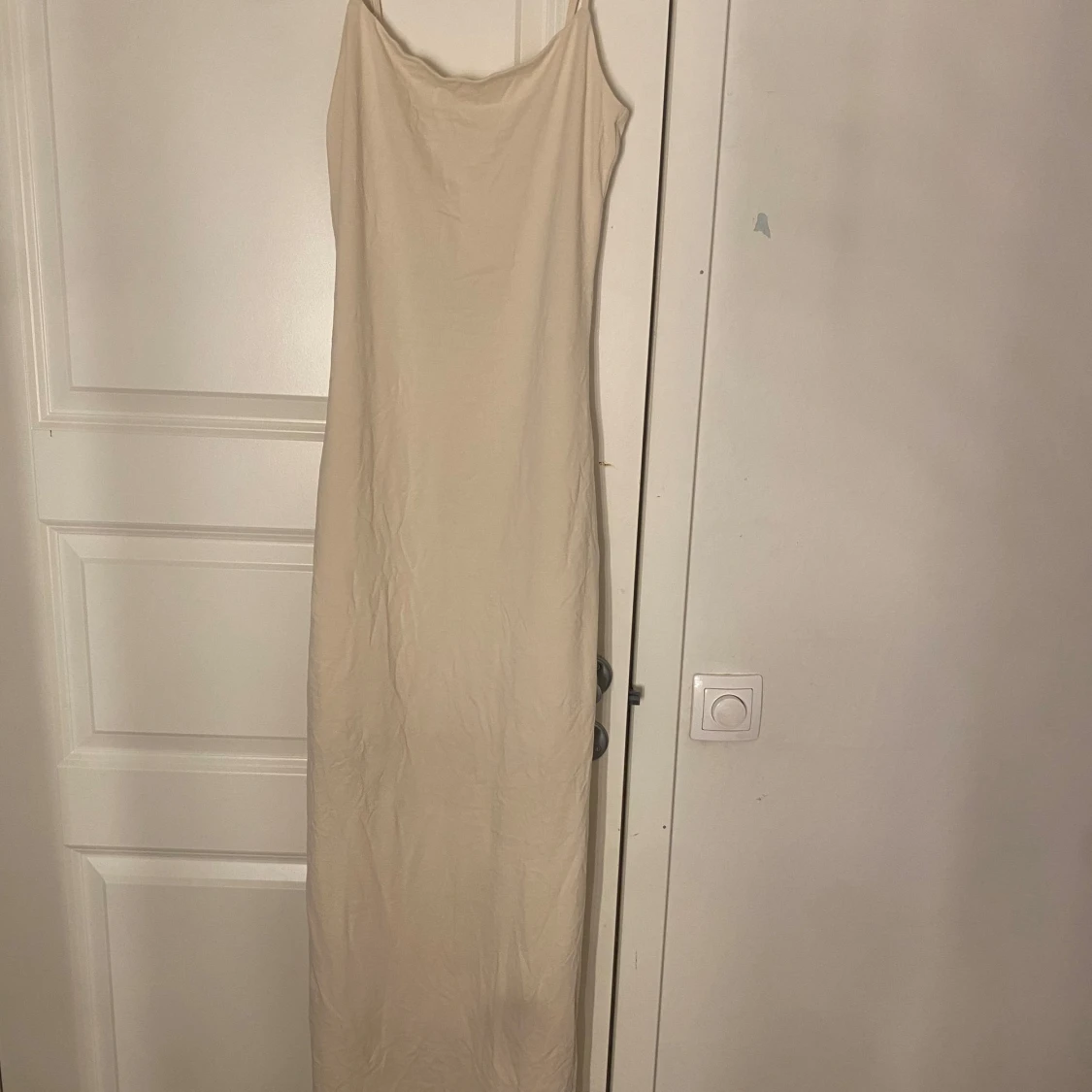 Beige långklänning med knappar