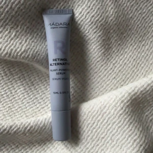 Retinol Alternative Serum från Mádara - Säljer Mádaras Retinol Alternative Serum, ett växtbaserat serum i en smidig tub på 15 ml. Oöppnad. Kommer ej med original förpackning!😊