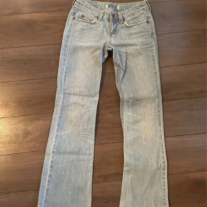 Low waist jeans - Så snygga Low waist bootcut jeans. De står tyvärr inte vart de är ifrån (som man ser på bilderna). De är i jätte fint skick, dock så har knappen ramlat av en gång men är nu påsydd så den sitter fast. Skulle säga att de är mindre i storlek. Mer en XXS. Kontakta mig vid fler bilder eller intresse 🥰❣️ Går jätte bra att trycka på köp nu! Midjemått: 34, ytterbenslängd: 94, innerbenslängd: 70.