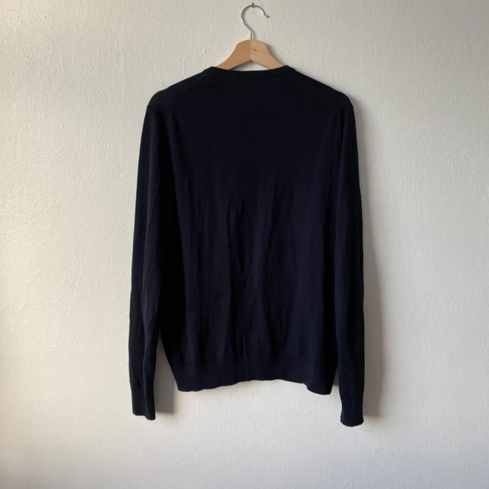 Säljer en stilren svart tröja från Uniqlo i storlek L. Tröjan är tillverkad i 100% ull och har långa ärmar. Perfekt för en minimalistisk look.. Neuletakit & Villapaidat.