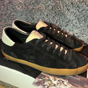 Philipe model svarta - Ett par svarta Philipe models i bra skick || Philpe model texten har börjat att försvinna || Riktigt sköna skor, Dustbag och extra skosnören tillkommer || Kan gå ned i pris vid snabb affär!🙌 dom är även ganska rare 👍