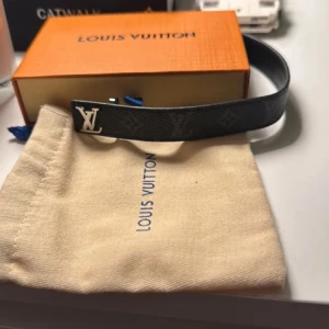 Läder armband från LV - Snygg armband fån louis Vuitton i läder men snyggt spänne i silver! Nyskick!