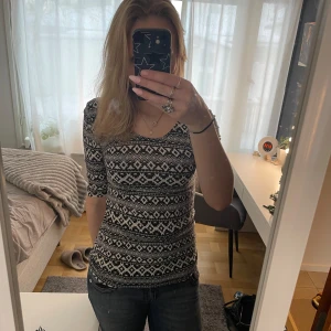 Vintage topp - Supersnygg vintage topp med trekvartsärmar! Toppen har en urringning både bak och fram och man kan ha den åt båda hållen❤️ Storlek S men är stretchig så passar även fler 