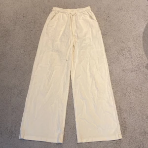 Beige linnebyxor från Shein - Snygga beige linnebyxor från Shein i storlek XS. Byxorna har en loose passform med hög midja och elastisk midja för extra komfort. Perfekta för en avslappnad stil.