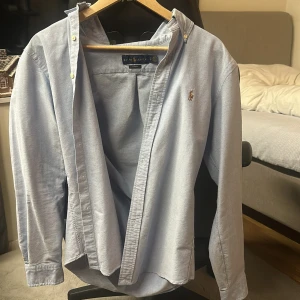 Ralph lauren skjorta - En Ralph lauren skjorta som är helt ny och använd 2-3 gånger. Köpt i nk för 1600kr men har inget kvitto