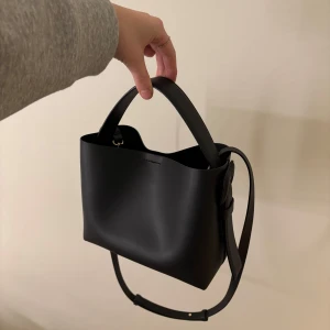 Väska - Väska från arket, använd några gånger. Superfint skick, nypris: 2000kr