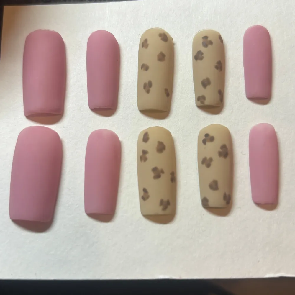 Set med press on nails i matta rosa och beige nyanser. De beige naglarna har ett trendigt leopardmönster i brunt. Perfekt för en stilren och modern look.. Beauty.