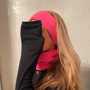 Rosa fleece diadem och halsduk - Säljer ett set med rosa fleece diadem och matchande buff som vi sytt själva. Perfekt för att hålla värmen under kyliga dagar. Diademet är mjukt och stretchigt för en bekväm passform. Buffen kostar 150kr och pannbandet kostar 100kr st