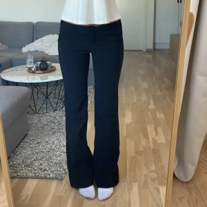 Kostymbyxa tall - Så fina kostymbyxor från topshop tall. De är i stl 12 midjemåttet är 37  m rakt över och innerbenslängden är 90 cm 💕skriv vid frågor. De två första bilderna är lånade.