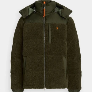 Grön Teddy Ralph Lauren Jacka - Hej hjälper min pappa sälja en helt ny Ralph lauren jacka i strl M eftersom han har två men ena storleken inte passa! Den är helt ny, inte använd en ända gång! 