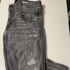 Replay Anbass - Replays Anbass | Fetaste Jeansen på marknaden och har as snygga slitningar | Skick är 9/10 | Storlek 30 | Nypris ligger runt ca 1500kr | Hör gärna av er vid minsta möjliga fråga eller fundering!