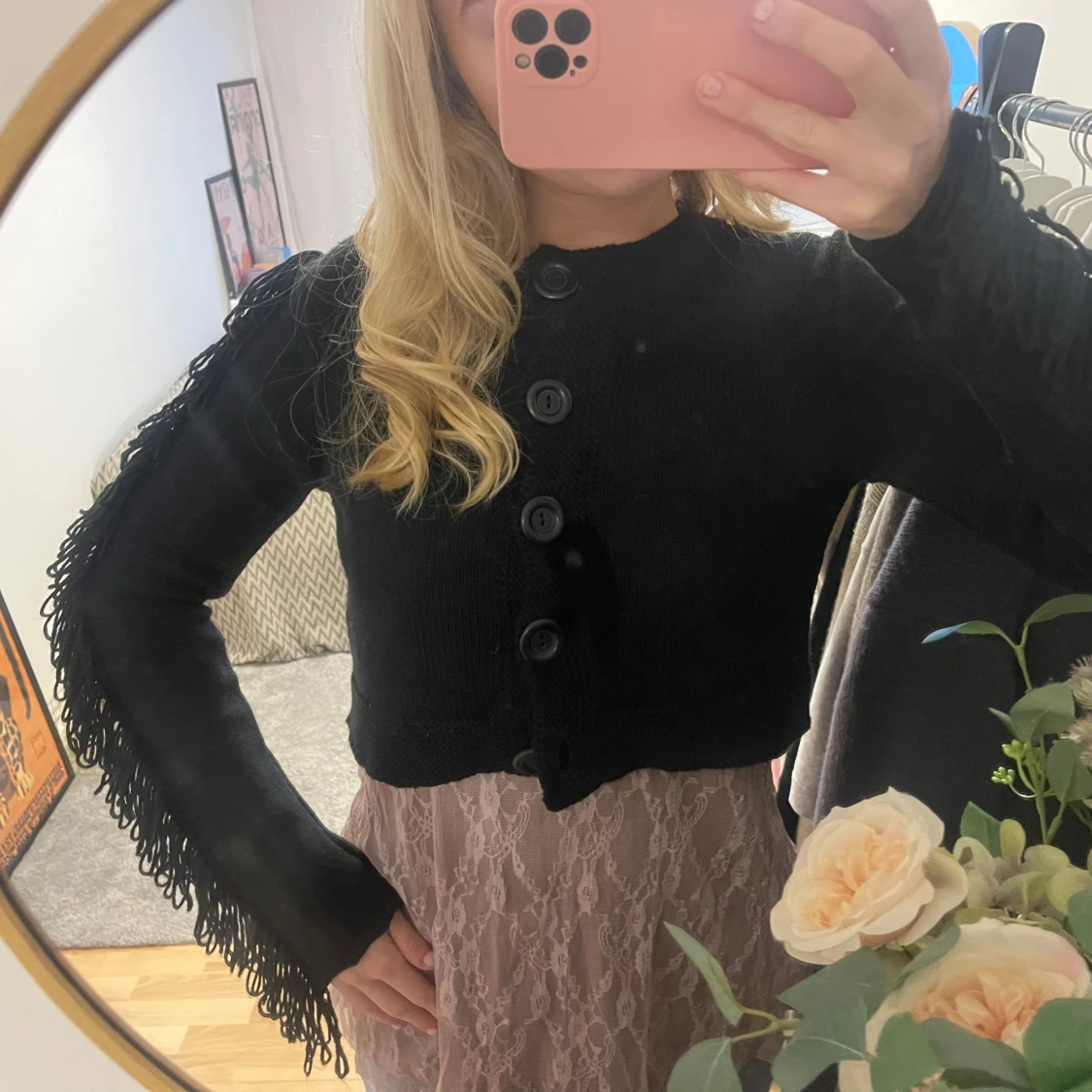 Svart kofta med fransdetaljer - 92