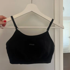 Gymshark sport bh - Svart sport bh från Gymshark. Supersnygg och använd bara fåtal gånger. Pads i bh är fortfarande kvar. Storlek S🩷