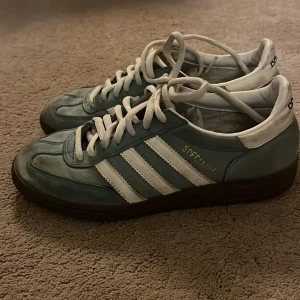 Adidas Spezial sneakers i blått och vitt - Snygga Adidas Spezial sneakers i en fräsch blå färg med vita detaljer och snörning. Perfekta för en avslappnad stil med klassisk design och bekväm passform.
