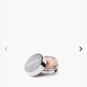 Wake Me Up Cream från CAIA - Exklusiv kräm som ljusar upp området runt ögonen. Smälter in i huden och neutraliserar blåa nyanser för en lysterfull look. Perfekt som primer under concealer. Har nyansen ljus till medium med kall underton. Endast öppnad o testad en gång! Säljer för det var fel färg för mig!