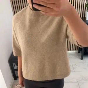 Beige tröja från & Other Stories - Första bilden är lånad! Kortärmad stickad tröja från & Other Stories. Aningen nopprig! Så fin och skön tröja!!!❤️