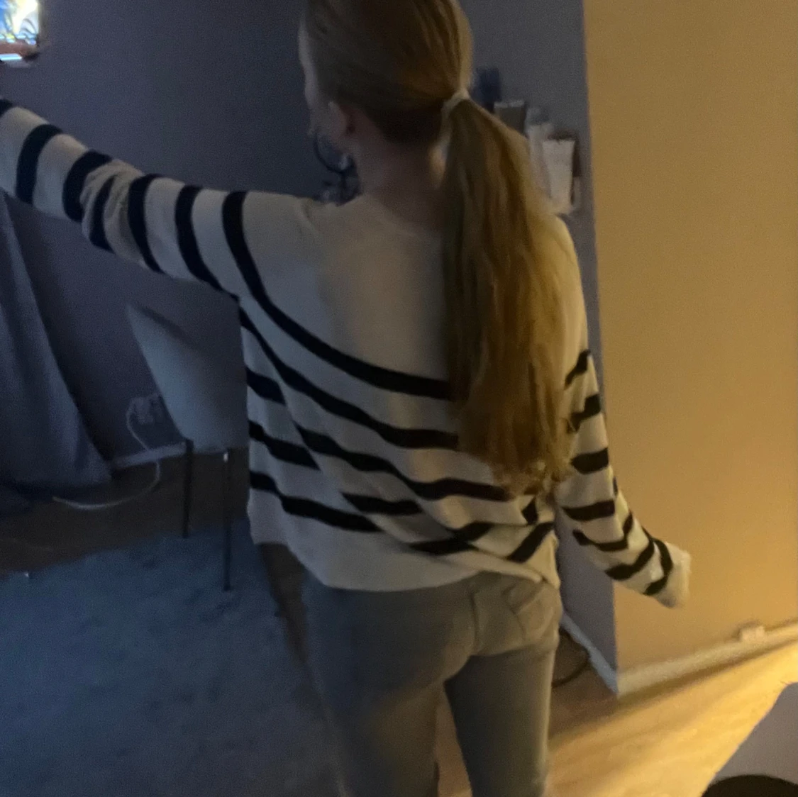 Randig tröja i svart och beige - 90