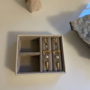 Sanna Earrings  - 65Kr för ett par💞 gjorda i rostfritt stål vilket innebär att de inte tappar färg eller färgar av sig! Beställ via Plick eller Ebnorth.quickbutik.se🫶🏼 hör av er vid frågor 🤗