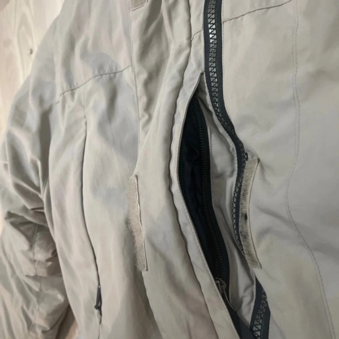 Beige dunjacka med pälskrage - 92