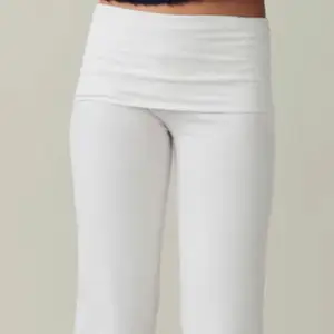 snygga vita yoga pants från Gina tricot, säljer dessa då dem tyvärr blivit för små, det är storlek 134-140