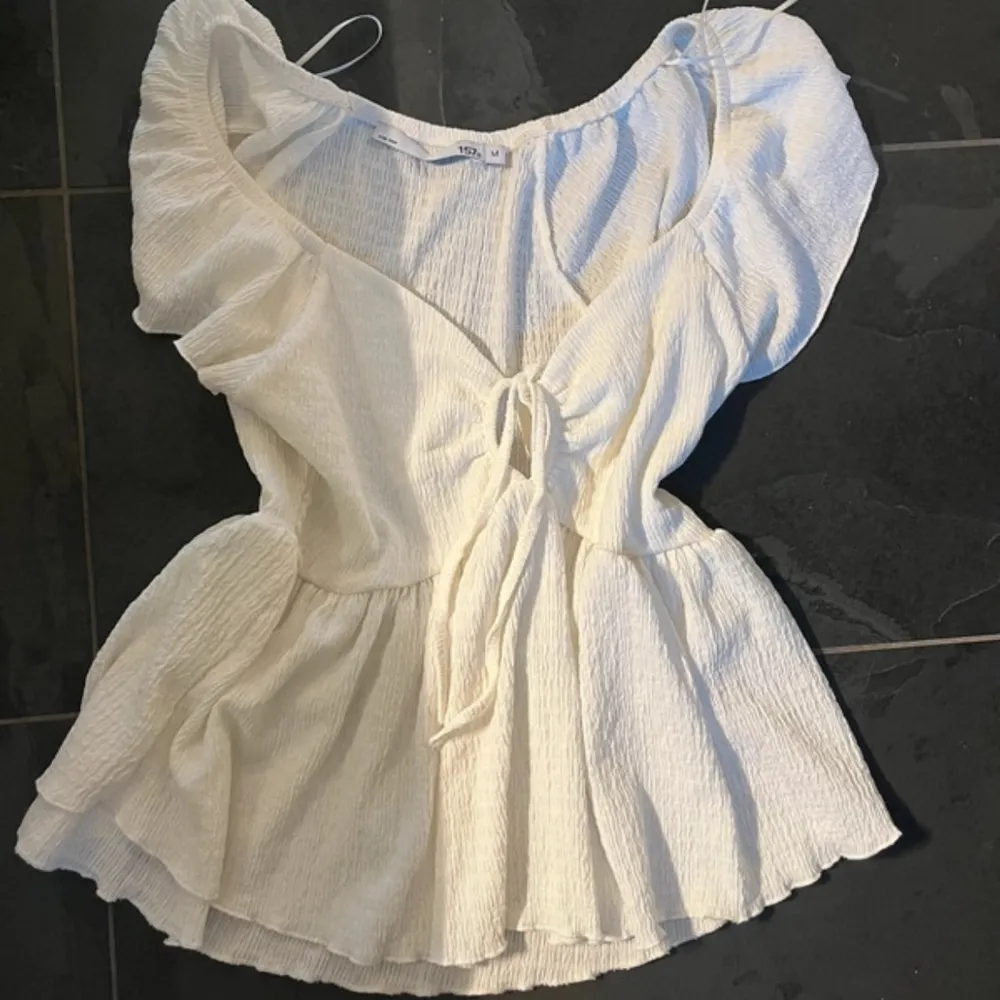 Jättefin vit topp med knyten. Bra skick å inte alls mycket använd!💗. Puserot.