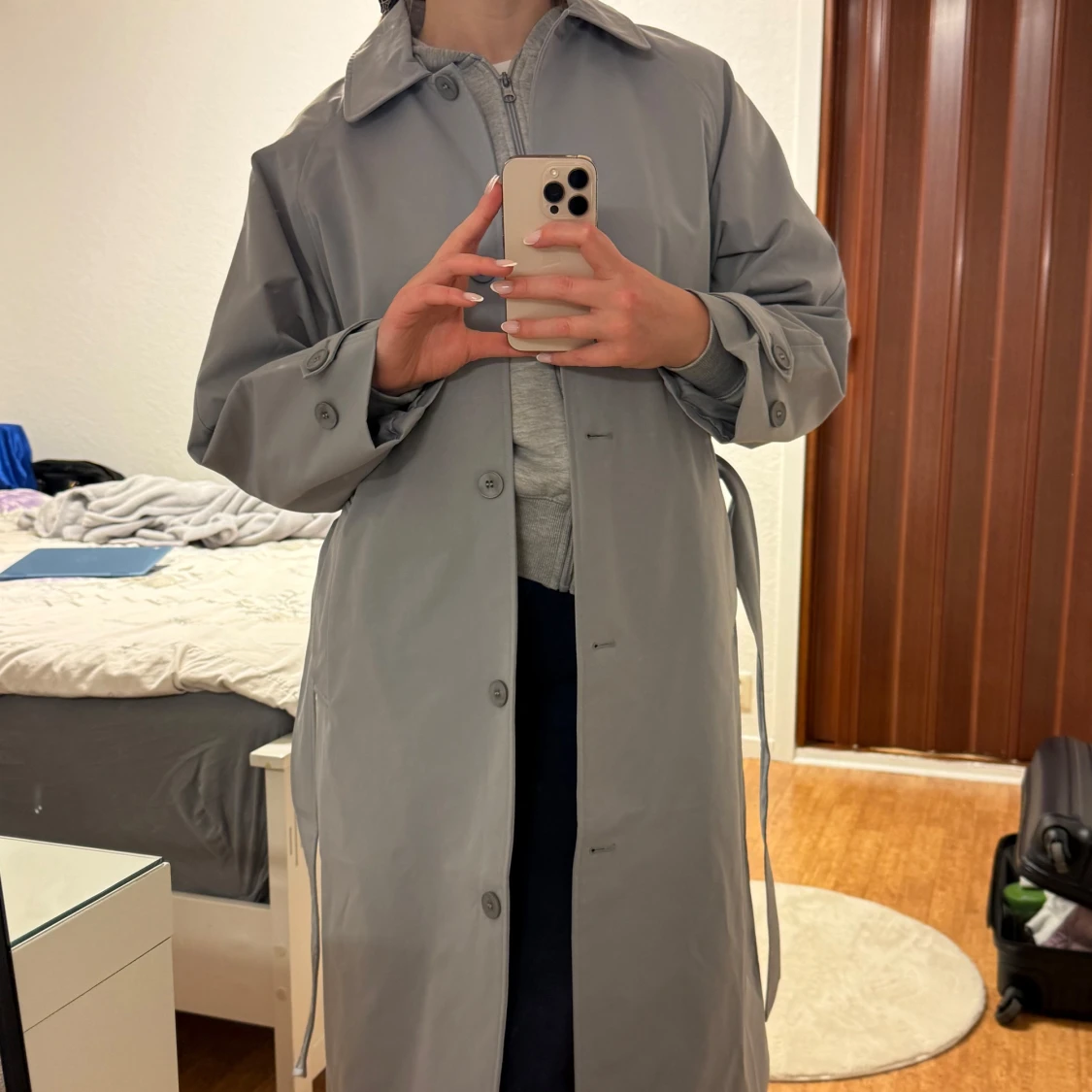 Grå trenchcoat med knytband