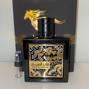 Qaed al fursan  - Säljer 1-2ml samples på denna fina fräscha tropiska ananas doft som är ett perfekt val för dig inför sommaren och våren men innan bör du testa den, det är därför jag säljer samples 1-2ml. 1ml=10kr 2ml=18kr