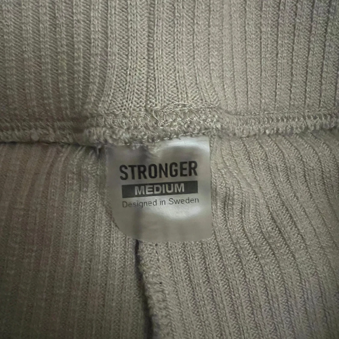 Beige ribbade byxor från Stronger - 90