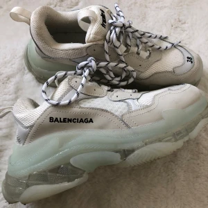 Balenciaga Triple S - Superfina äkta Balenciaga Triple S Clear Sole sneakers, knappt använda, mycket bra skick! Storlek 38. Nypris ca 11.000 kr. 