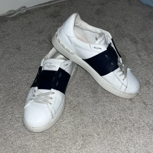 Valentino open - Hej, säljer ett par valentino open då de börjar bli små. Skorna är äkta. Finns några små märken och har lite smuts som lätt går att tvätta bort. Har tyvärr ingen box till. Nypris ungefär 5000kr och mitt pris 2499kr.                                                         Pris kan dissekeras, undrar du något eller vill ha fler bilder så kan du kontakta mig.