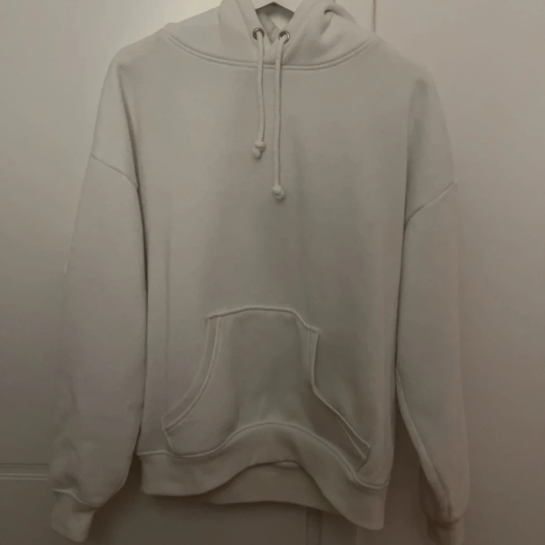 Vit hoodie från bikbok