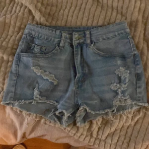 Ljusa jeansshorts - Snygga ljusa jeansshorts med fransig kant. Säljer dom då dom har lite små för mig. Jättesköna och snygga shorts, aldrig använda. Passar perfekt till en vanlig sommardag. Hör av dig för mer detaljer! ✨