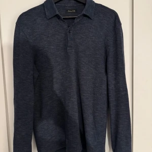  Tre Långärmad pikétröja från Massimo dutti - Snygg och stilren långärmad pikétröja från Massimo dutti . Finns i olika nyanser av blått och grått. Perfekt för en avslappnad men ändå uppklädd look. Tröjan har en klassisk krage och knappar framtill.