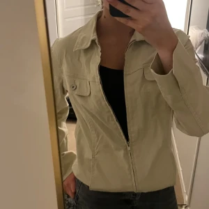 Beige jacka med dragkedja - Super cool jacka, perfekt till våren och sommaren, använd gärna köp nu funktionen 🤑