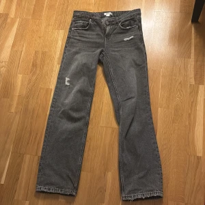 Grå jeans straghit med slitningar - Snygga går straghit Jeans💕för små för mig. 