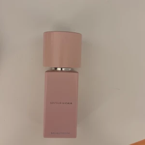 SENTEUR de CAIA Eau de Parfum - Säljer denna parfym från Caia, luktar väldigt gott men har inget använt en enda gång då doften inte riktigt passar just mig💕💕