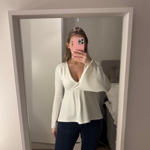 Vit blus - Vit blus i storlek 38, sitter som en Xs/S, Blusen är i ett mycket fint skick då den knappt är använd 😊