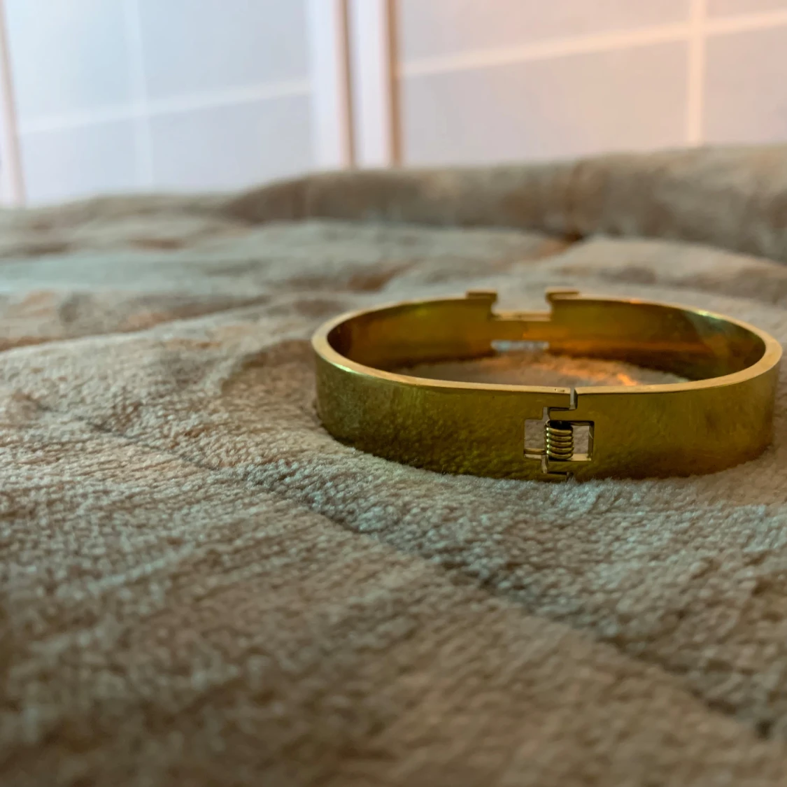 Guldarmband med zebramönster - 3