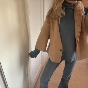 Trekvartsärmad jacka - Sjukt fin trekvartsärmad jacka från zara😍 älskar verkligen denna och helt perfekt nu till våren