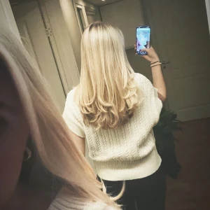 Stickad väst  - Stickad väst i nyskick. Använd 2 gånger💕beige/cremevit