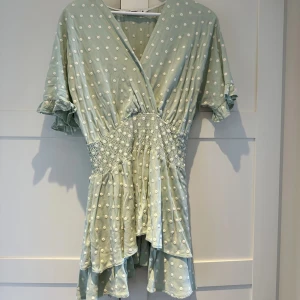 Zara klänning M 💚 - Så fin, knappt använd, sitter bra på mig som har s. Försten till kvarn 🫶🏽