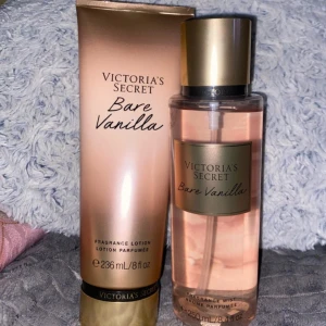 Victoria's Secret Bare Vanilla bodymist och lotion - Säljer ett set med Victoria's Secret Bare Vanilla, inklusive en body mist och en lotion. Bodymisten kommer i en genomskinlig flaska med guldlock och rymmer 250 ml. Lotionen är i en guldbrun tub på 236 ml. Doften är varm och söt med vaniljtoner. Båda är helt nya.