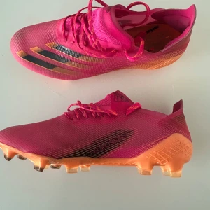 Adidas X - Snygga rosa fotbollsskor från Adidas, Elite modellen väldigt bra skick. Passar allt från 41-42. PRIS KAN DISKUTERAS