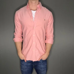 Ralph lauren skjorta - Hej säljer nu min fina Ralph Lauren skjorta i storlek M. Den är i nyskick och kommer vara otroligt snygg i höst/vinter. Nypris cirka 1500kr! Vi kommer att sälja liknande produkter nu närmare vinter så glöm inte följa profilen!🌊🍾