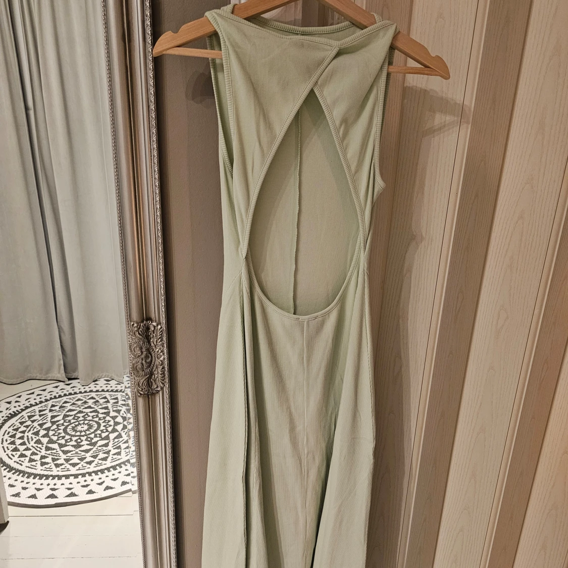 Ljusgrön ribbad långklänning med öppen rygg - 91