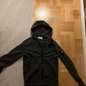 Stone island hoodie  - köptes för 3800kr på NK för cirka 2 år sedan och säljer för jag aldrig riktigt använt den. Den är mörkgrön och storlek S och har en tajt passform