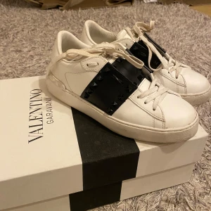 Valentino skor - Säljer nu mina älskade valentino garavani skor. Det är i modellen rockstud untitled i storlek 36. Skorna är i nyskick och välidgt sparsamt använda, dustbag och skokartong medäljer🤍 Nypris 8500kr, mitt pris 6500kr !!Går inte ner i pris!!