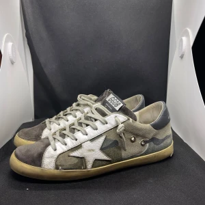 Golden Goose skor - Säljer ett par extremt snygg golden goose skor med en unik camouflage färg | Mycket av slitningar är från frabrik, men som har blivit tydligare under användning | storlek 43 | Hör av er vid eventuella frågor!